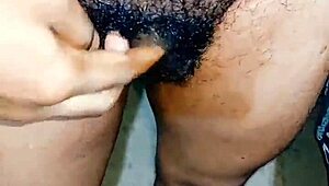 Hej, hrátky s malým osmnáctkovým chlupatým ptákem jsou prostě šílená zábava, že? 😜