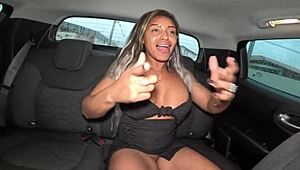 Uau, bunda apertada e mamilos lactantes no carro com Lukas Zaad!