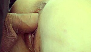 日本の美女が狭い場所でドッグスタイルのクローズアップパウンディング