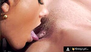 Mommys Girl - Neposlušná holka hluboko prstí horkou zralou cougar