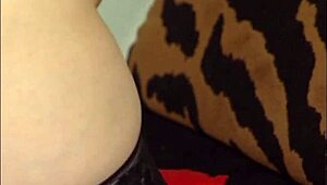 Ogolona europejska milf dostaje dzikie lizanie klitorisa na retro kanapie