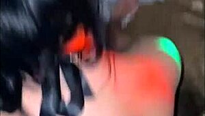 Aasialainen huora alusvaatteissa kirkuu monsterikyrvältä