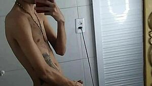 Пуснах този клип на thiagokelton как се мастурбира с татуировките си