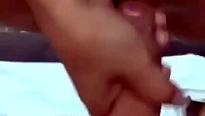 El tio de mi novio penetra mi coño con fuerza