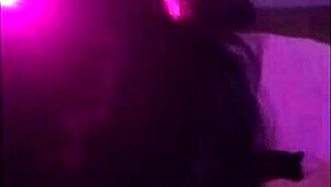 Aasialainen huora alusvaatteissa kirkuu monsterikyrvältä