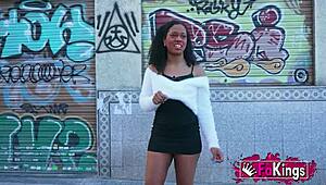 Stor røv ebony gudinde Zoe Bombon knepper dem alle udendørs