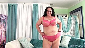 Thick MILF Jessica Lust Exclaims in Solo Toy Pleasure!