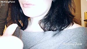 سيدة روسية تقدم يد المساعدة لحلب الزب الكبير في مشهد ناضج.