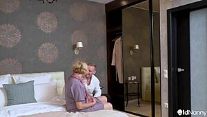 Hej, musíš vidět tuhle babičku s brýlemi, jak miluje kouření u agedlove