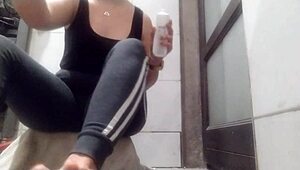 sexy woman shows feet and lubricates her big ass 😘