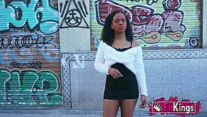 Stor røv ebony gudinde Zoe Bombon knepper dem alle udendørs