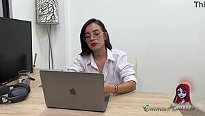 i jerk off in office during steamy chats with girlfriend.