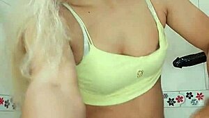 watch rica trans pollita metiendo pene