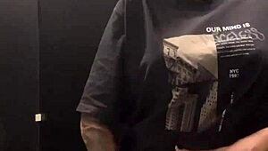 Fiquei com tesão na academia e gozei no banheiro