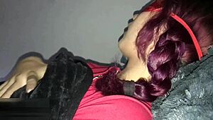 Hermanastro finge sentirse mal para follar el coño apretado de su hermanastra