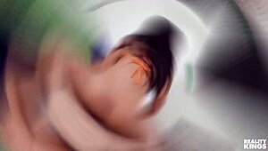 Mini Stallionオナニー中にSteveがディルドをちんぽにスイッチ！