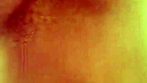 El tio de mi novio penetra mi coño con fuerza