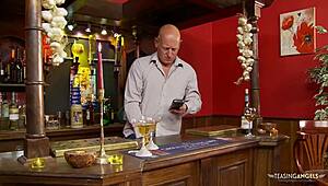 ¡Oh joder, la morena cachonda mama la polla gorda del barman en bar vacío!