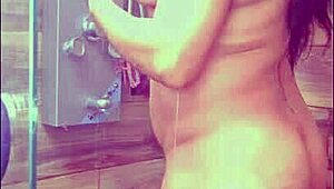 me pongo caliente y termino con un rico orgasmo en la ducha