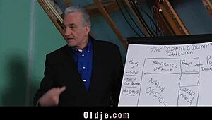 ברונטית צעירה דורסת את המורה הזקן שלה בתשוקה עזה