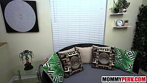 step mom sucking my long cock 😘