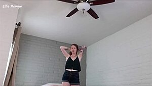 Ellie Rowyn kráčí bez kalhotek a ukazuje rudou prdel a kundu!