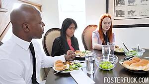 Asijská pěstounská nevlastní dcera Ember Snow šuká BBC nevlastního tátu a nevlastní mámu