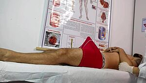 간호사, 첫 환자의 단단한 발기를 원초적인 기술로 다뤄