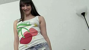 Когда-нибудь думал кончить и слизать? Следуй моим унизительным инструкциям сейчас.