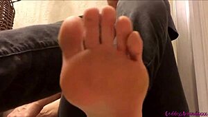 goddess amanda gives barefoot foot fetish instructions