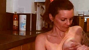 Han knuller mig på køkkenbordet