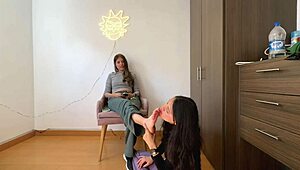 ¡Wow, lesbianas latinas calientes se meten en sexo fetiche kink con lamidas salvajes!