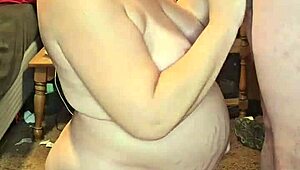 Terhes feleség kap maszatos arcot egy gőzös szopás után otthon