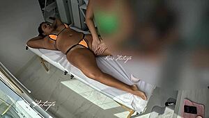 Usei meu bikini safado para fazer massagem massagista ficou cheia de tes�o vendo minha bucetinha pulando do bikini
