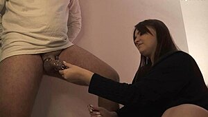 Herrinne pirrer med troskapsbelte på tykk underdanig for ydmykelse