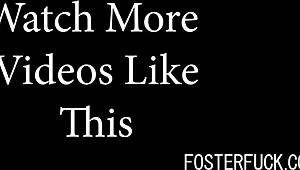 Азиатска осиновена заварена дъщеря Ембър Сноу чука ББК заварен баща и майка