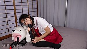 야, 묶인 아시아 학생이 젖어서 오르가즘 터져! 😍