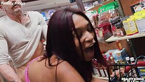 ボディビル美女バックで激しく顔射ぶっかけ！