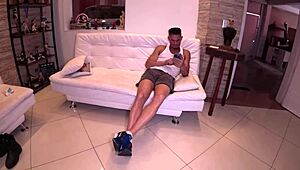 Russah hrepeni po akciji ves dan, celo v prhi