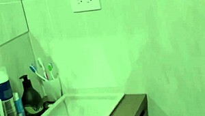 Sadakatsiz Latina Kocası Yokken Komşuyu Sikiyor