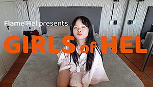 Nevlastní táta svazuje asijskou holku na 69 hru. Zátek v jejím těsném 18+ otvoru ji přivádí k tvrdému orgasmu.