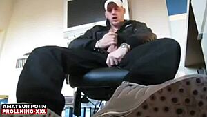 Prollking xxl jerks off in sneakers and socks 😏