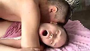 Styvsyskon skippar trosor i sängen, så jag smyger in bredvid för vild natt