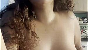 Naked curvy woman drinks coffee while chatting