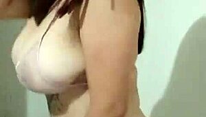 Goyang Pinggul Buat Pacar di Cam Tetek Gede