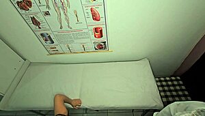 Ginecologista DEDILHA O CU E FODE PACIENTE