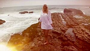 Cindy Dollar rips red dress off to vibe her twat hard 😍