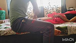 Bhabhi desi tienta al sirviente con sari rojo por coño chorreante