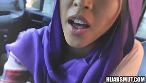 Mladá moslimská dievčina sa vkradne s americkým priateľom na tajnú jebačku