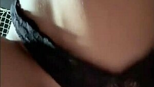 Culona Cavalca Dildo Forte in Sessione Fotografica Casalinga Bollente